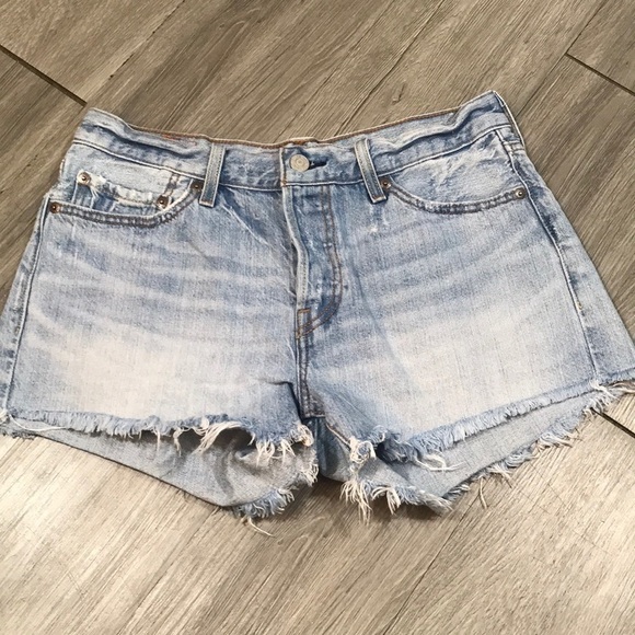 Levi’s 501 Retro Distressed Lightwash Frayed Hem Denim Shorts size 28 - Picture 1 of 10